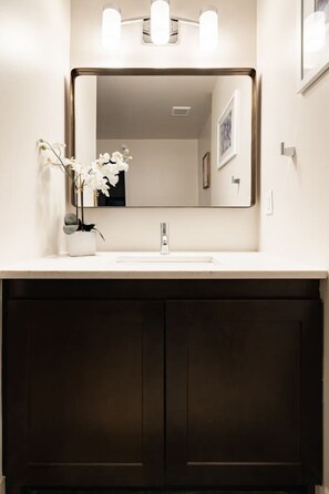Bathroom - Bohemian Flat - Short North - Free Parking (Columbus)