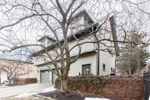 Exterior - Eclectic Carriage House in a Vibrant Neighborhood (Columbus)