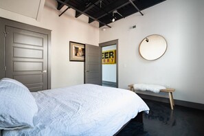 2 bedrooms, desk, iron/ironing board, WiFi - Short North Industrial  Loft - Free Parking! (Columbus)