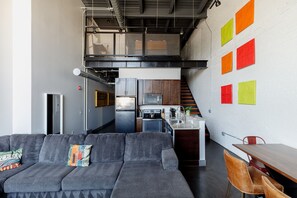 TV - Short North Industrial  Loft - Free Parking! (Columbus)