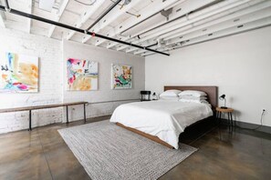 2 bedrooms, desk, iron/ironing board, WiFi - Wonderbread Loft - Short North - Free Parking! (Columbus)
