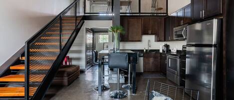 Kylskåp, mikrovågsugn, ugn och spishäll