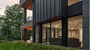 Un bâtiment moderne doté de grandes fenêtres et d’un toit plat.