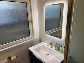 Douche, sèche-cheveux, serviettes fournies