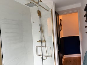 Ducha, secador de pelo, toallas