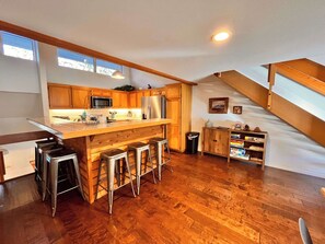 Fridge, microwave, oven, stovetop - Beautifully Decorated Ski Condo with Mtn Views (Mammoth Lakes)