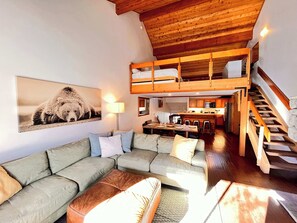 TV, fireplace - Beautifully Decorated Ski Condo with Mtn Views (Mammoth Lakes)