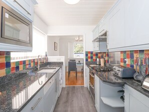 Cookware/dishes/utensils - Wansfell View (Ambleside)