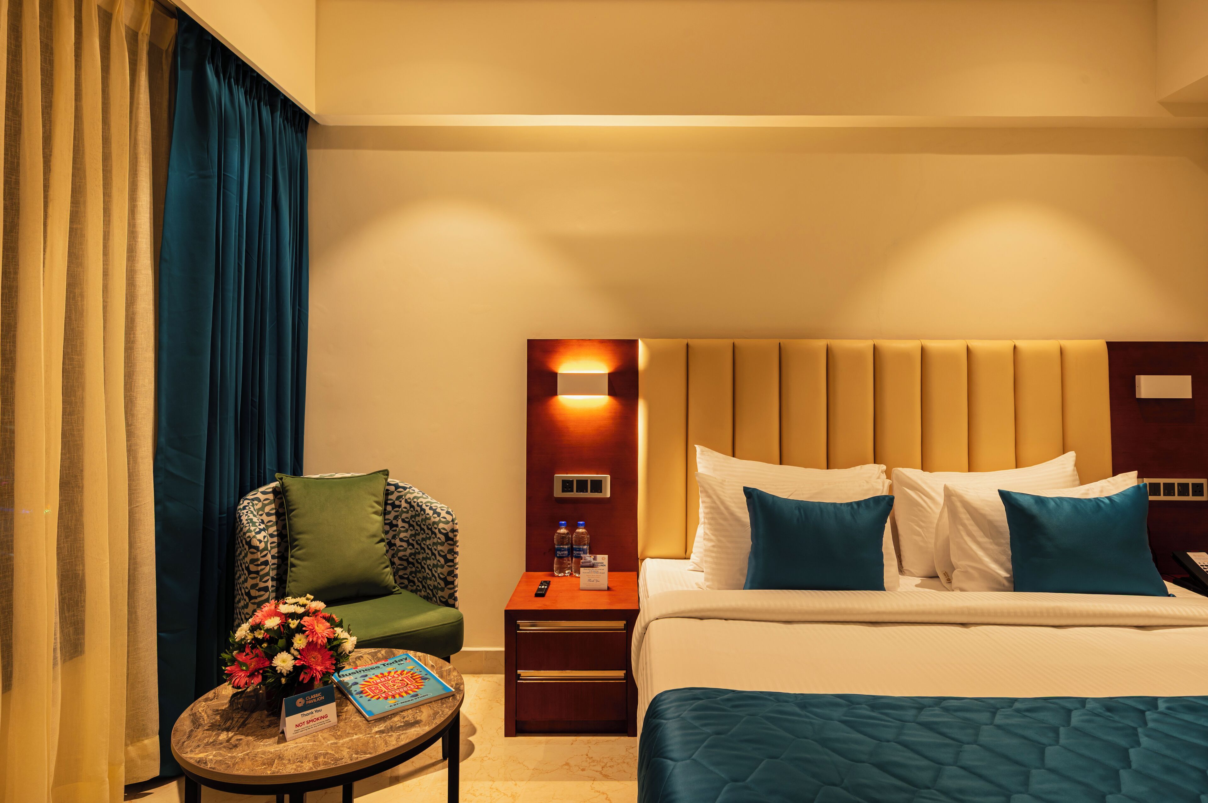 Brankas, meja kerja, ruang kerja ramah laptop, dan tirai kedap cahaya