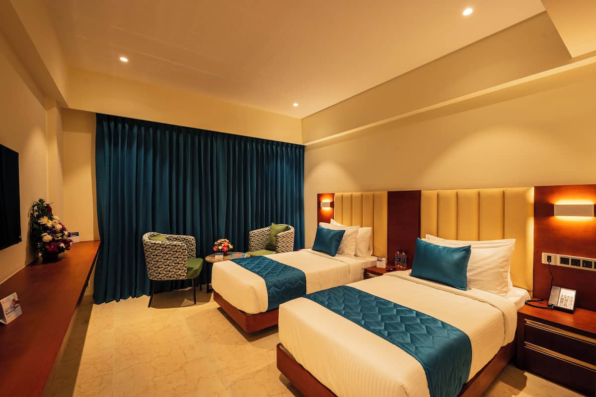 Deluxe Twin Room | In-room safe, desk, laptop workspace, blackout drapes