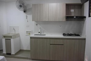 Stovetop, dishwasher, cookware/dishes/utensils - Hotel Ces (Medellin)