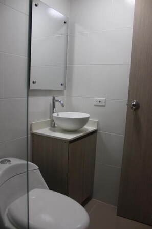 Shower, towels, soap, toilet paper - Hotel Ces (Medellin)