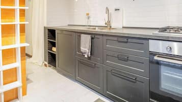 Kühlschrank, Herdplatte, Wasserkocher, Toaster