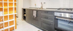 Kühlschrank, Herdplatte, Wasserkocher, Toaster