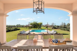 Outdoor dining - Sunny Oasis in Es Llombards: Pool, A/C & Pizza Oven (10p) (Es Llombards)