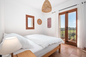 5 bedrooms, in-room safe, iron/ironing board, free WiFi - Sunny Oasis in Es Llombards: Pool, A/C & Pizza Oven (10p) (Es Llombards)