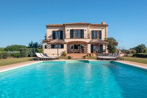 Pool - Sunny Oasis in Es Llombards: Pool, A/C & Pizza Oven (10p) (Es Llombards)