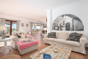TV, fireplace - Sunny Oasis in Es Llombards: Pool, A/C & Pizza Oven (10p) (Es Llombards)