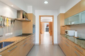 Een koelkast, een oven, een kookplaat, een vaatwasser