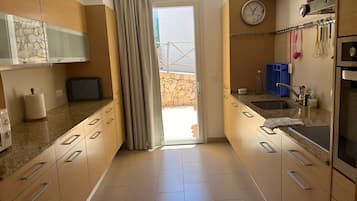 Een koelkast, een oven, een kookplaat, een vaatwasser