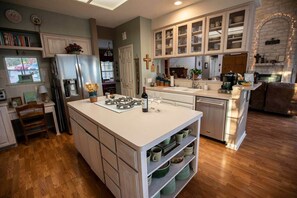 雪櫃、微波爐、焗爐、爐具