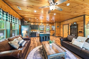 Smart TV, fireplace, video games, table football - Escape to Treetop Tranquility, a cozy 3-bedroom haven in Gatlinburg, perfect for (Sevierville)