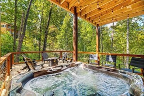 Outdoor spa tub - Escape to Treetop Tranquility, a cozy 3-bedroom haven in Gatlinburg, perfect for (Sevierville)