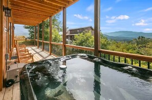Outdoor spa tub - Discover the perfect Gatlinburg getaway at Picadilly Perch! (Gatlinburg)