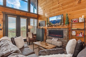 Living area - Discover the perfect Gatlinburg getaway at Picadilly Perch! (Gatlinburg)