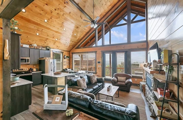 Smart TV, fireplace, books - Discover the perfect Gatlinburg getaway at Picadilly Perch! (Gatlinburg)