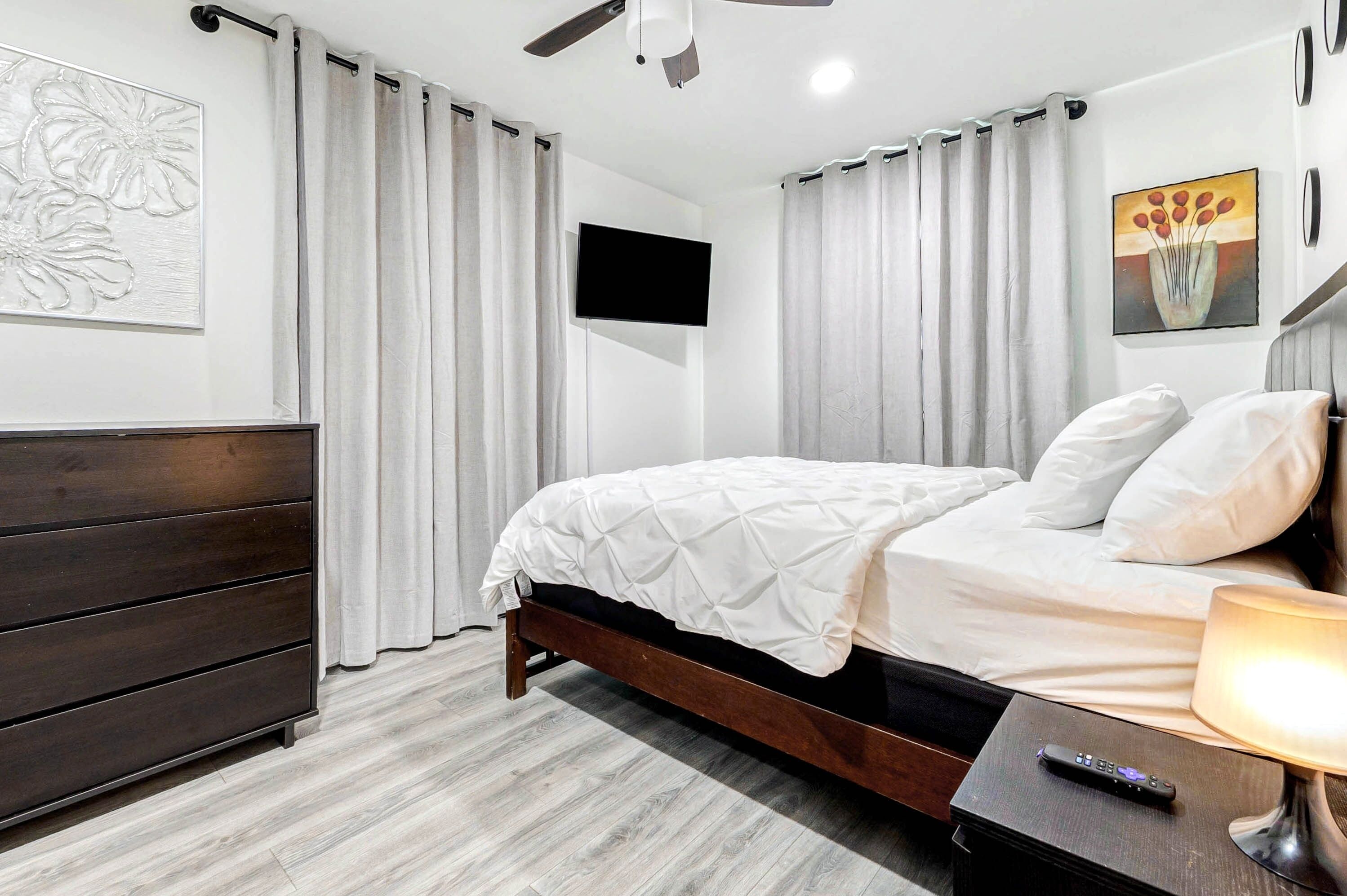 Tabla de planchar con plancha, wifi y ropa de cama 