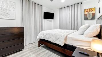 Tabla de planchar con plancha, wifi y ropa de cama