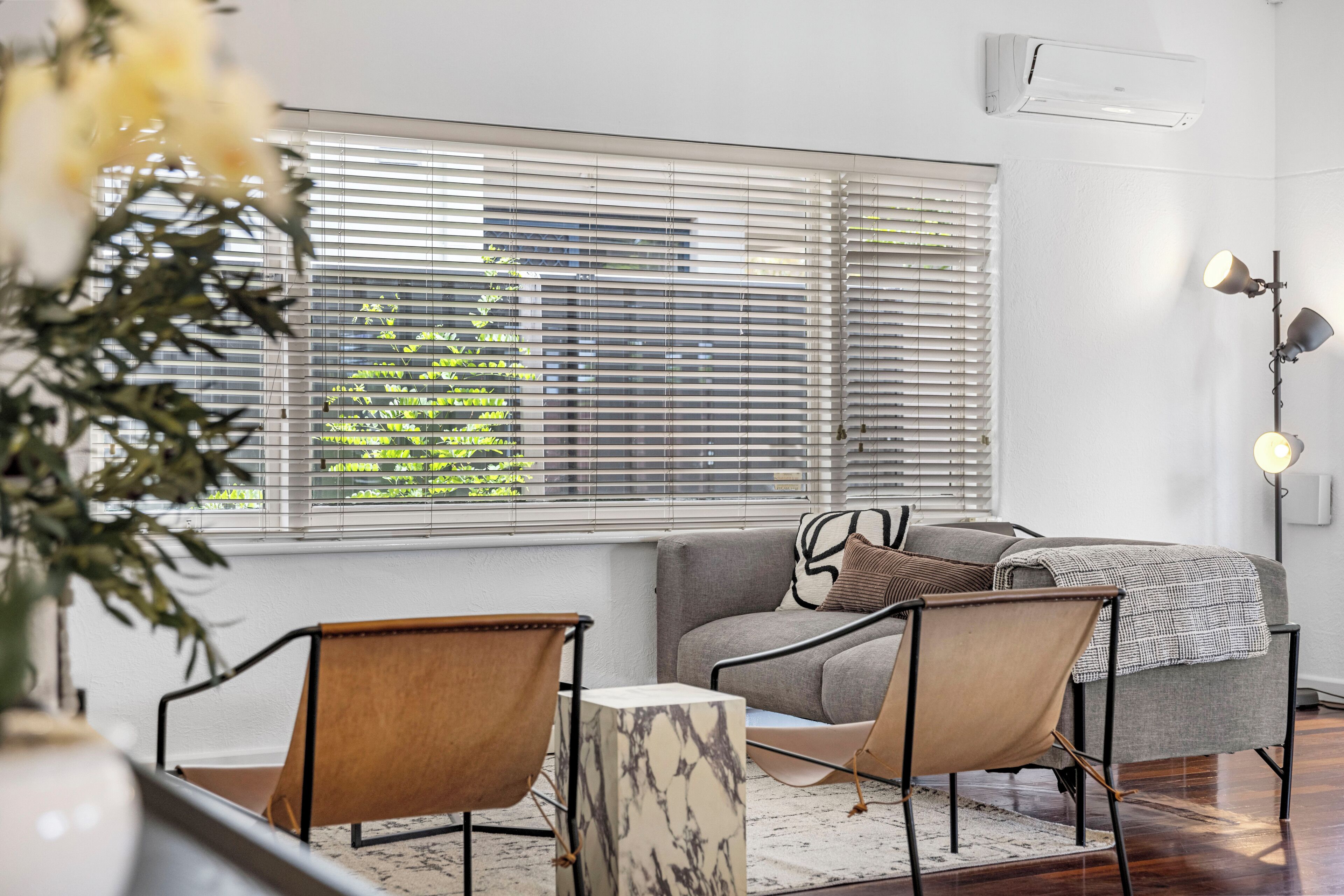 TV connectée, espaces bureaux, écrans d'ordinateur