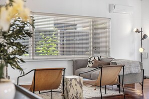 TV connectée, espaces bureaux, écrans d'ordinateur