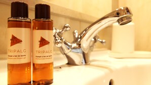 Zwei Flaschen TRIPALG Shampoo und Duschgel auf einem Badezimmerwaschbecken.