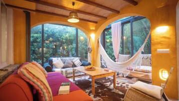 Een smart-tv en een open haard