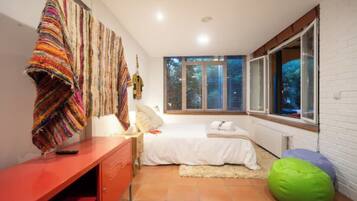 Een strijkplank/strijkijzer, gratis wifi, beddengoed