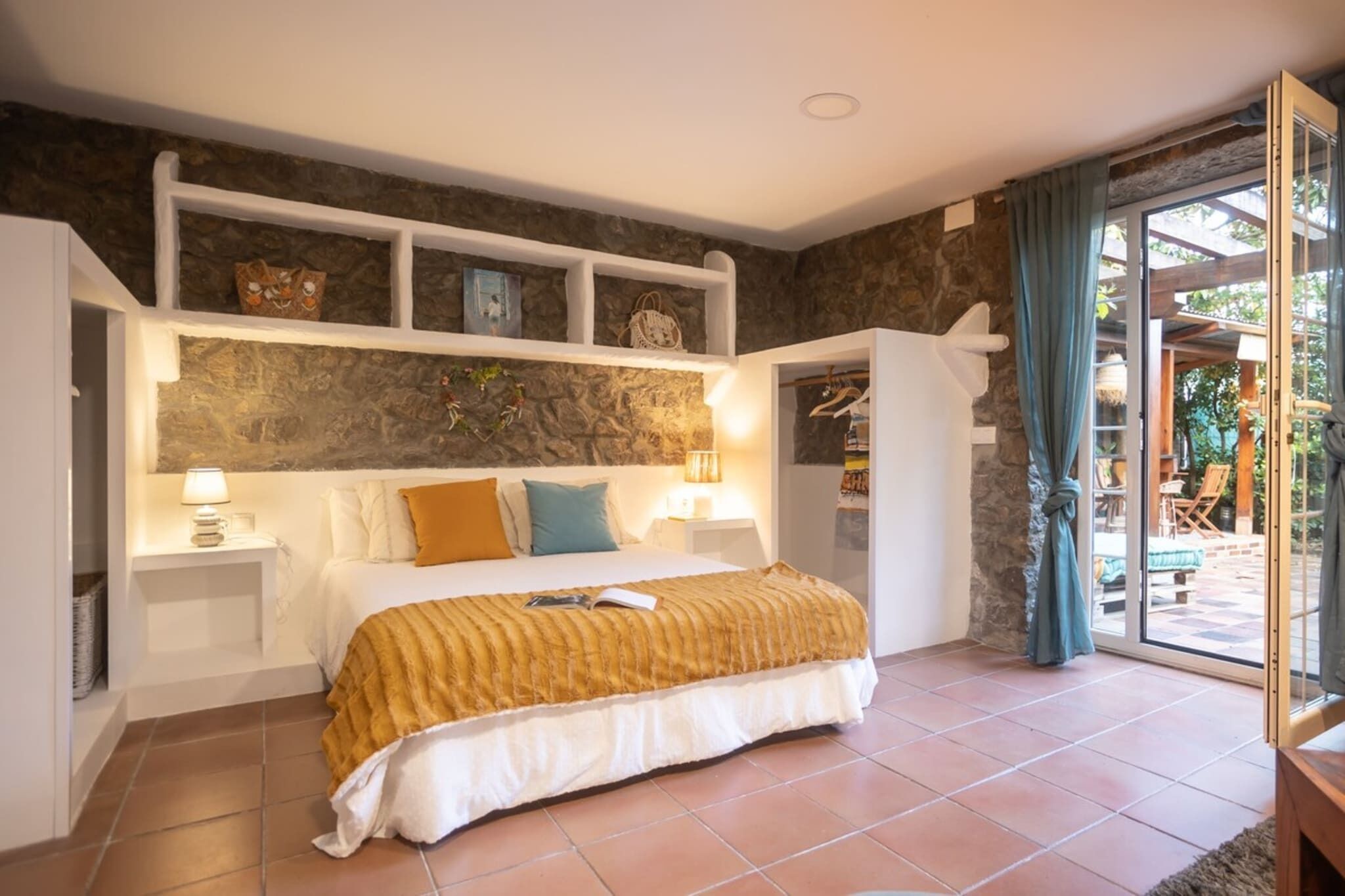 Tabla de planchar con plancha, wifi gratis, ropa de cama