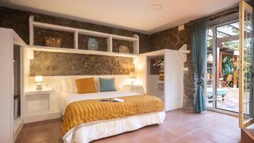 Tabla de planchar con plancha, wifi gratis, ropa de cama