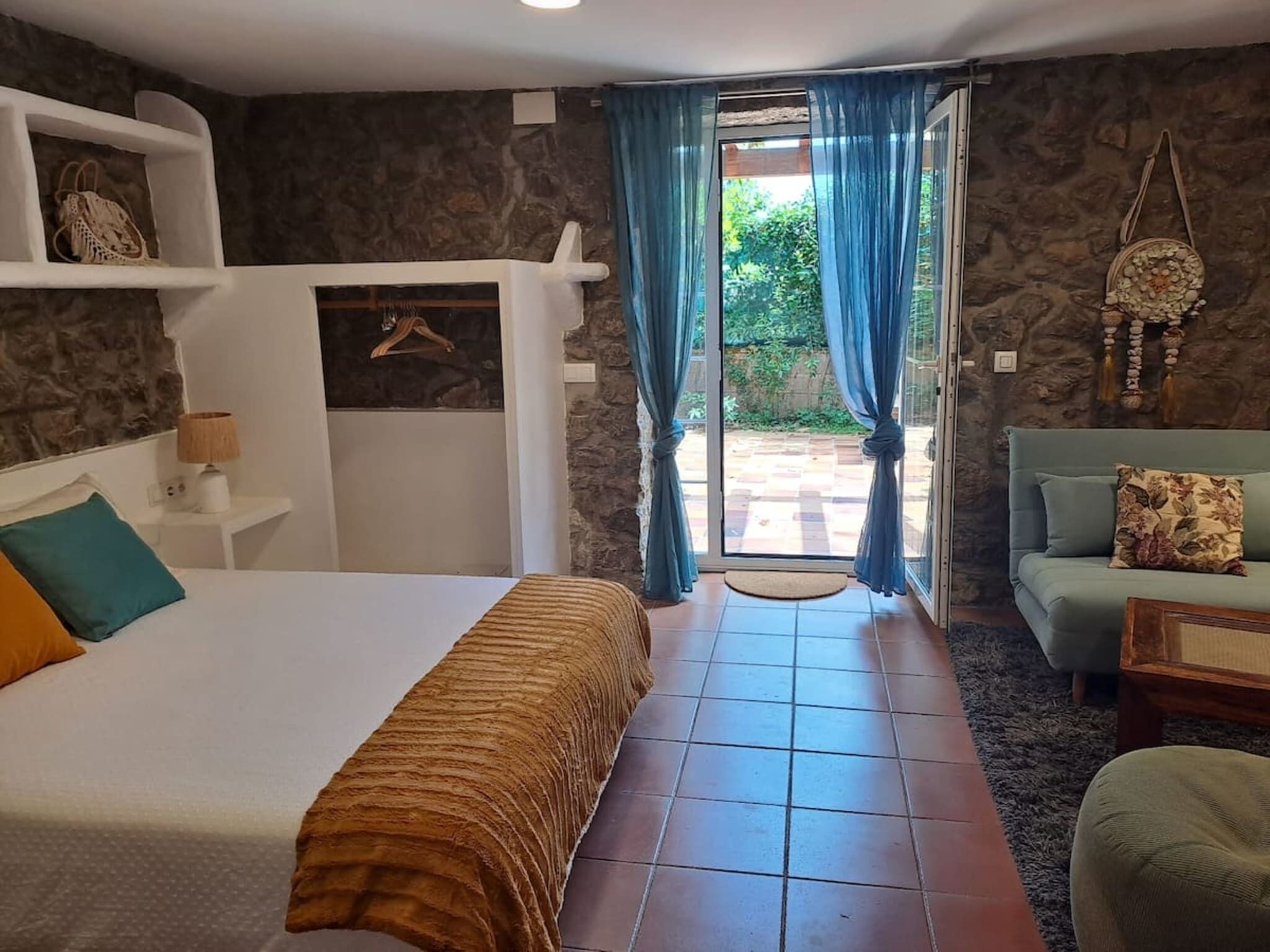 Een strijkplank/strijkijzer, gratis wifi, beddengoed