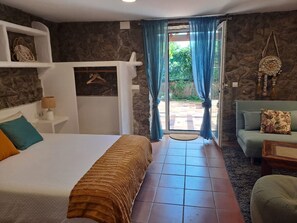 Een strijkplank/strijkijzer, gratis wifi, beddengoed