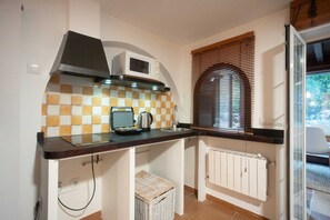 Refrigerador, microondas, parrilla de estufa y cafetera y tetera