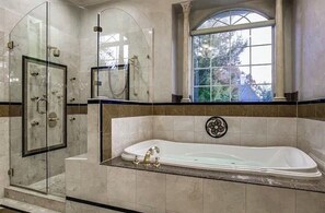 Dusche, Whirlpool, Haartrockner, Handtücher