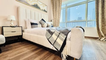 Apartamento empresarial, vista para a cidade | Roupas de cama premium, cofres nos quartos, individualmente decorados