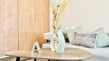 Apartamento empresarial, vista para a cidade | Roupas de cama premium, cofres nos quartos, individualmente decorados