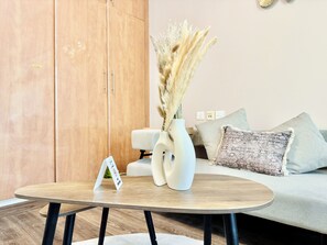 Apartamento empresarial, vista para a cidade | Roupas de cama premium, cofres nos quartos, individualmente decorados