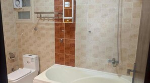 Chuveiro, chinelos, toalhas de banho, sabonete