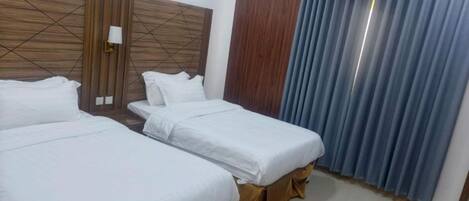 In-room safe, blackout drapes, free WiFi