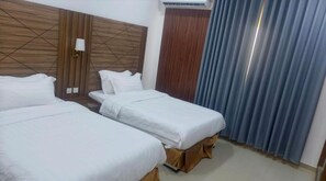 Cofres nos quartos, cortinas blackout, Wi-Fi de cortesia