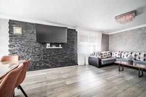 TV - Villa L'Oranaise: Mountain View, Private Terrace & Wi-Fi (Cluses)